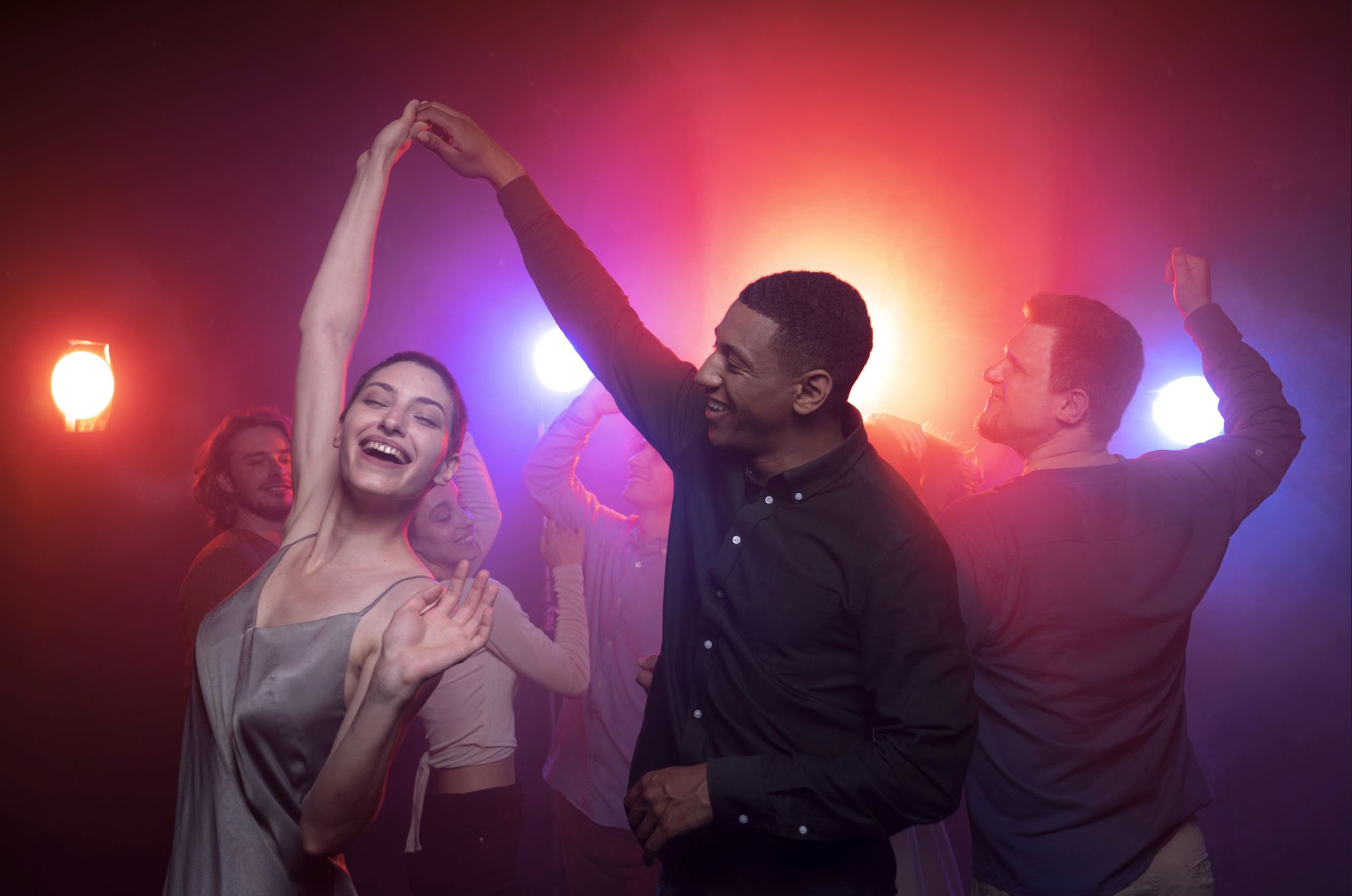 Comment aborder un couple dans un club libertin ?